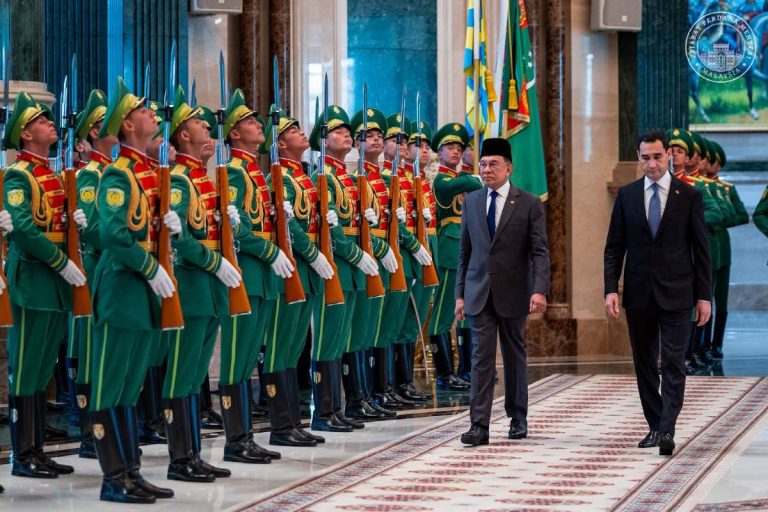 PM terima sambutan rasmi di Istana Presiden Turkmenistan