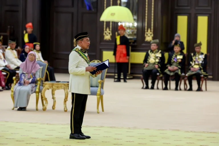 Kerajaan MADANI tadbir negara penuh dedikasi di bawah naungan Agong – Anwar