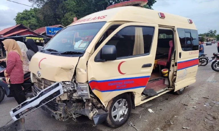 Ambulans bawa 2 pesakit terbabas selepas bertembung MPV