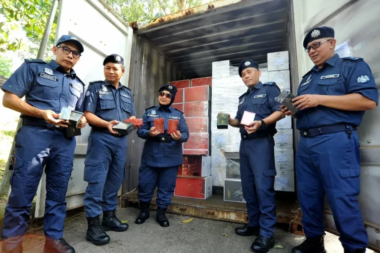 Rampasan rokok putih terbesar tahun ini, JKDM Johor sita RM13.4 juta