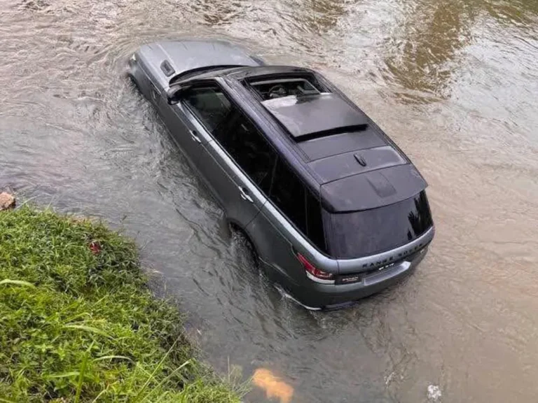Gara-gara mahu elak haiwan melintas, Range Rover terbabas dalam Sungai Langat