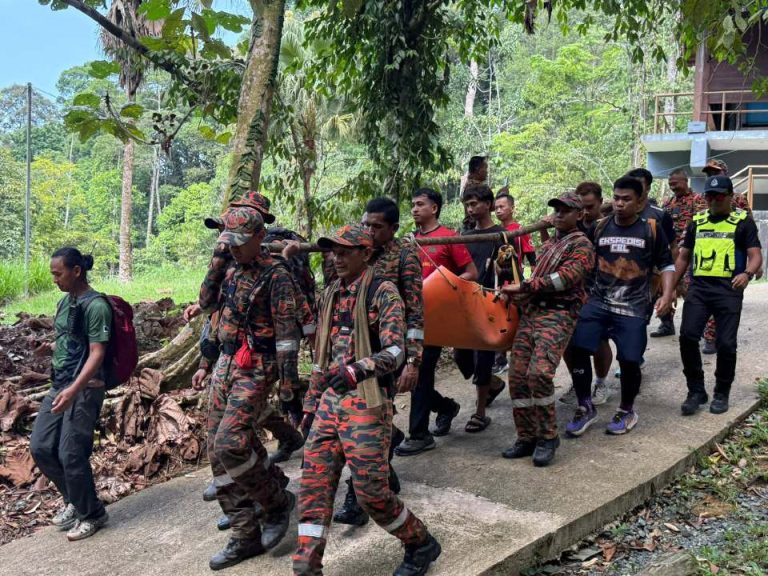 Bomba usung pendaki cedera sejauh 7 kilometer di Gunung Chemerong