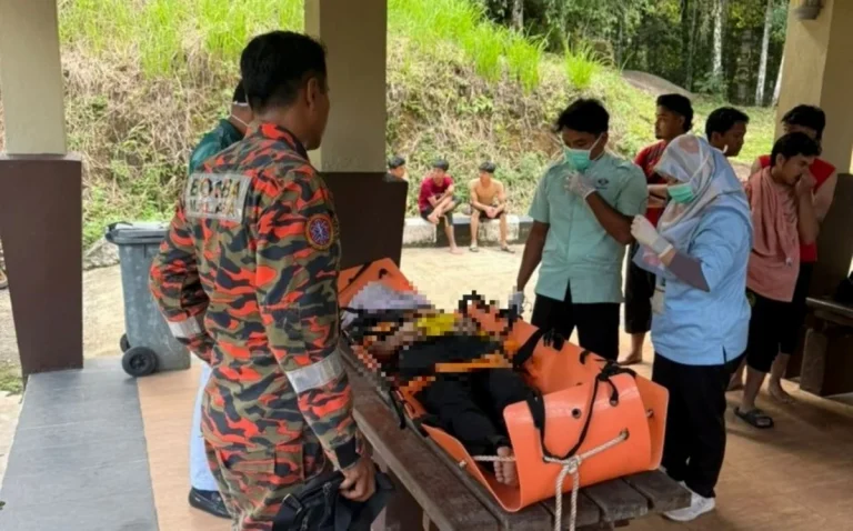Pemuda lemas ketika mandi-manda di Air Terjun Chemerong