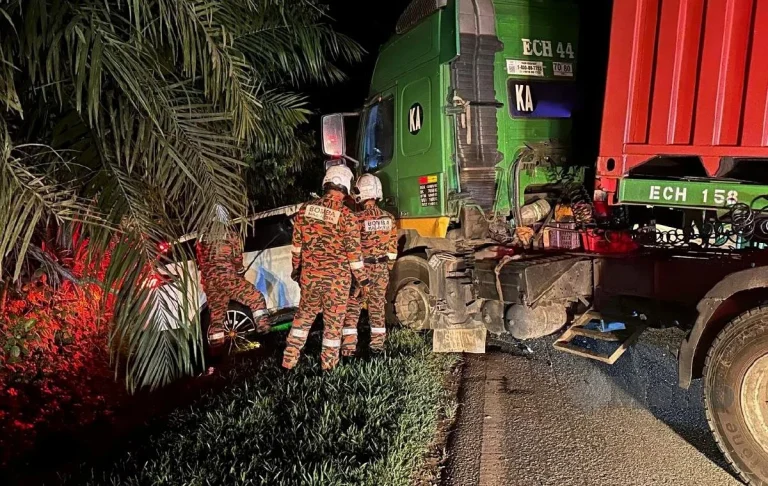 2 maut 3 parah nahas SUV dan treler di Kulai