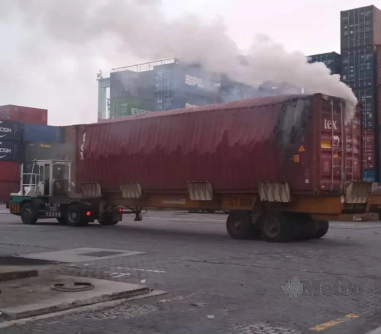 Kontena ‘bijih timah’ rupa-rupanya e-waste terbakar di Pelabuhan Klang