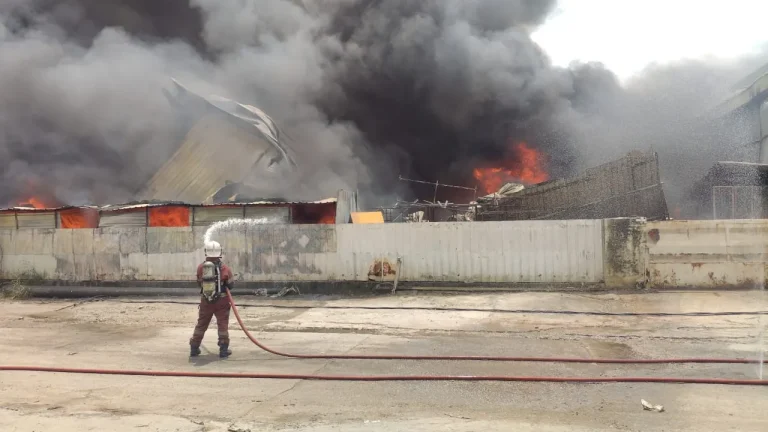 Kilang peralatan sembahyang terbakar, tekanan air rendah cabaran operasi bomba