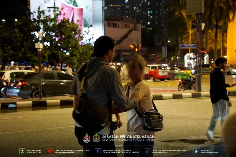 DBKL sita peralatan, kompaun 19 ‘ulat foto’ di Pintasan Saloma, Jalan Ampang