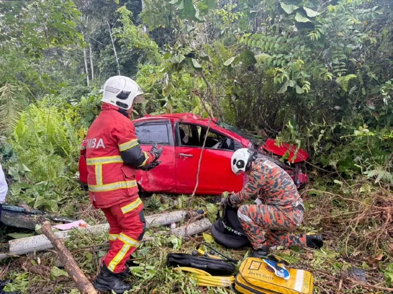 Seorang maut, rakan parah tercampak keluar kereta