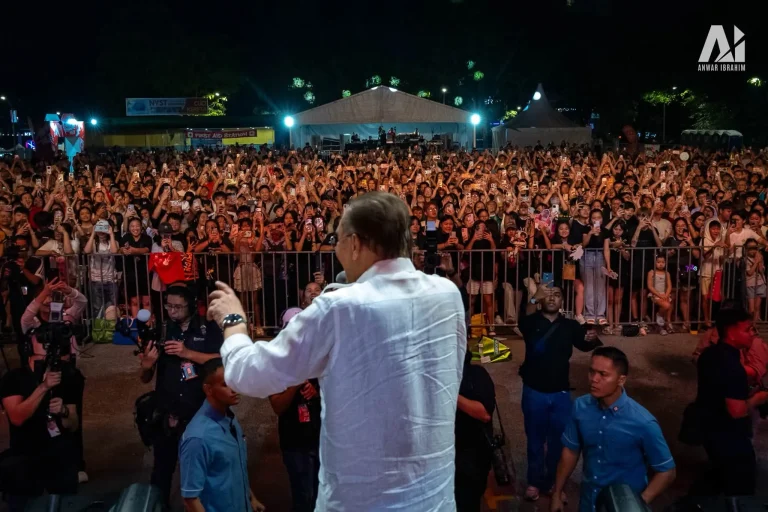 Anwar singgah Festival Muzik JB, pesan pengunjung balik awal untuk mengundi esok