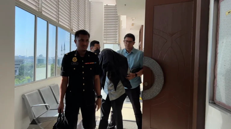 Penolong Pengarah JKDM didakwa tutup siasatan demi RM15,000
