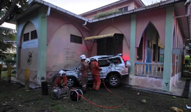 Dua wanita warga Indonesia maut, SUV terbabas langgar surau sekolah