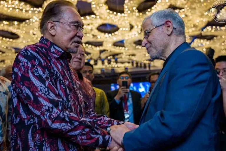 Anwar zahir permohonan maaf tidak dapat hadir majlis penghormatan terakhir Ali Khamenei