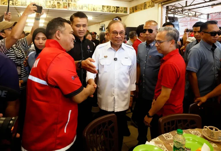 ‘Ada parti politik tak senang dan nak jatuhkan saya’ – Anwar
