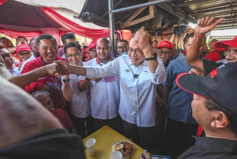 PM luang masa bersarapan, ramah mesra dengan penduduk DUN Layang-Layang