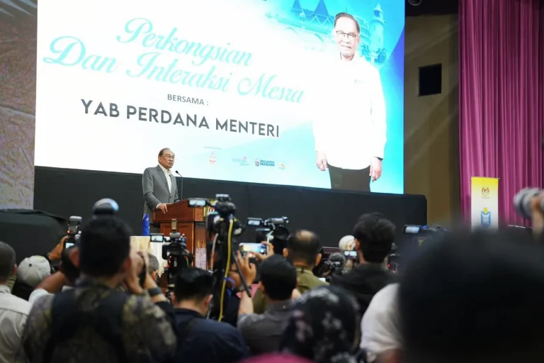 Saya tak marah, cuma tegas: Anwar mohon maaf kepada penjawat awam nada agak keras