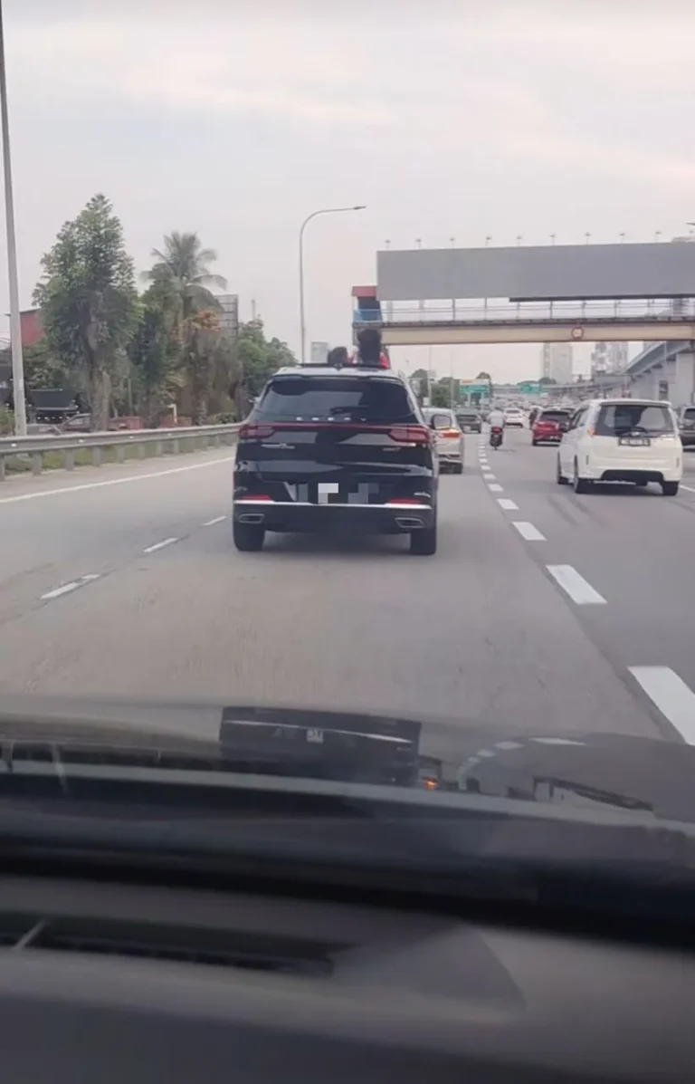 Padah benarkan anak julur kepala melalui ‘sunroof’ ketika kereta bergerak