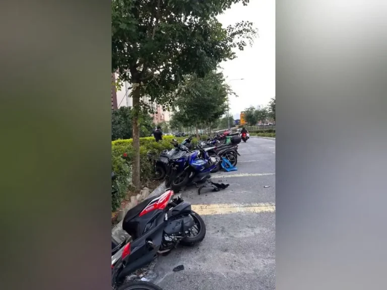 Bezza terbabas rempuh beberapa motosikal parkir