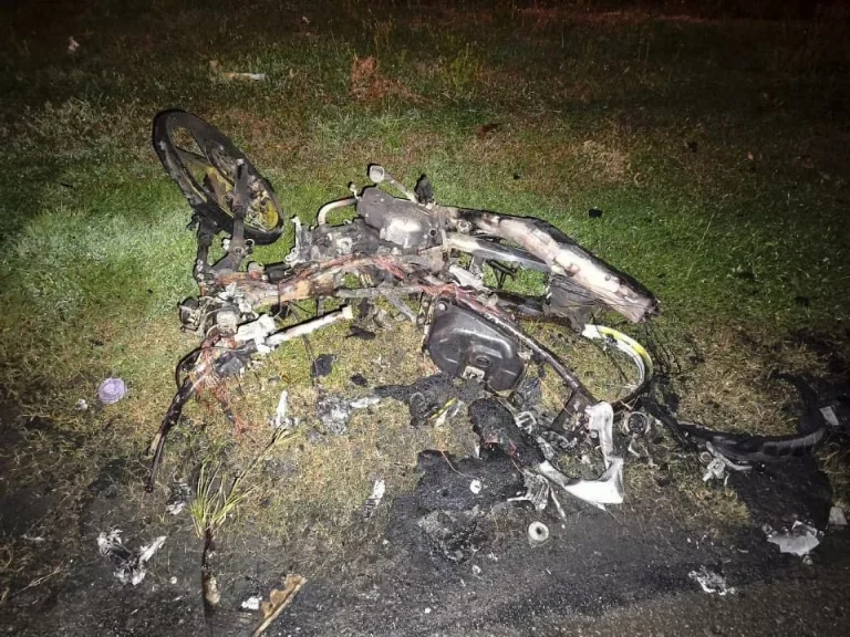 Penunggang maut, motosikal terbakar selepas dirempuh kereta