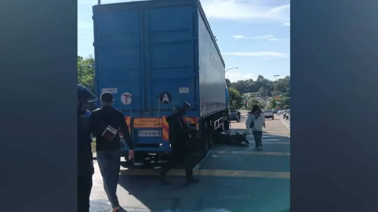 Penunggang motosikal warga asing maut terperosok bawah lori