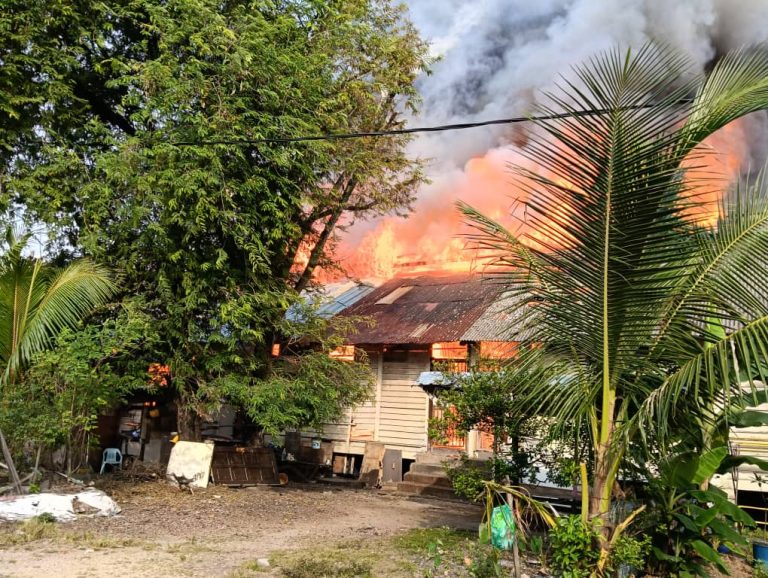 Lima rumah teres terbakar di Meru
