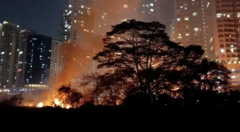 Lebih satu hektar kawasan lalang terbakar berhampiran kondominium