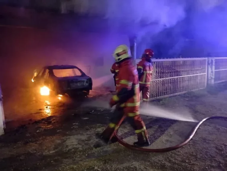 Dua rumah musnah, kereta Honda Civic rosak dalam kebakaran