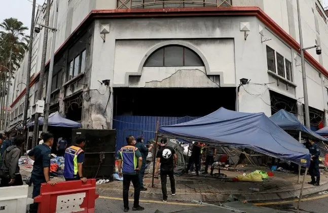 DBKL roboh lapan gerai peniaga pakaian ‘bundle’ di Chow Kit